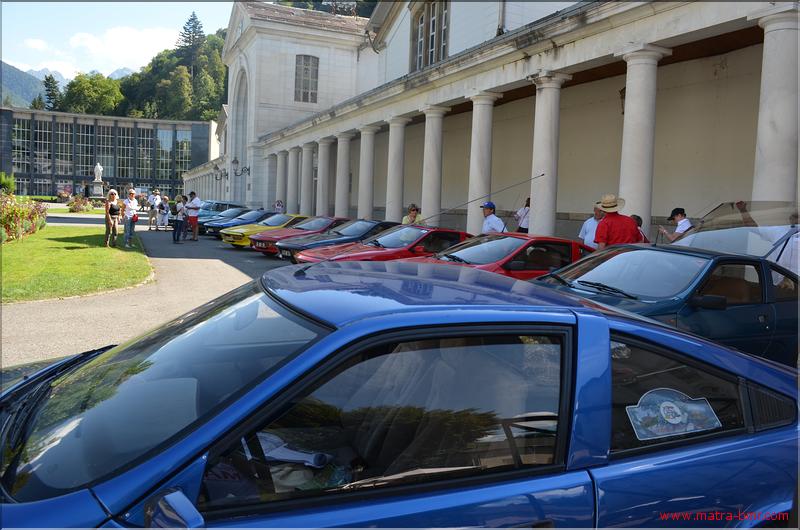 gar&eacute;s devant les thermes
