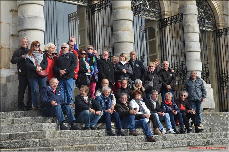le groupe sur les marches de la fa&ccedil;ade arri&egrave;re