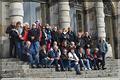 le groupe sur les marches de la fa&ccedil;ade arri&egrave;re